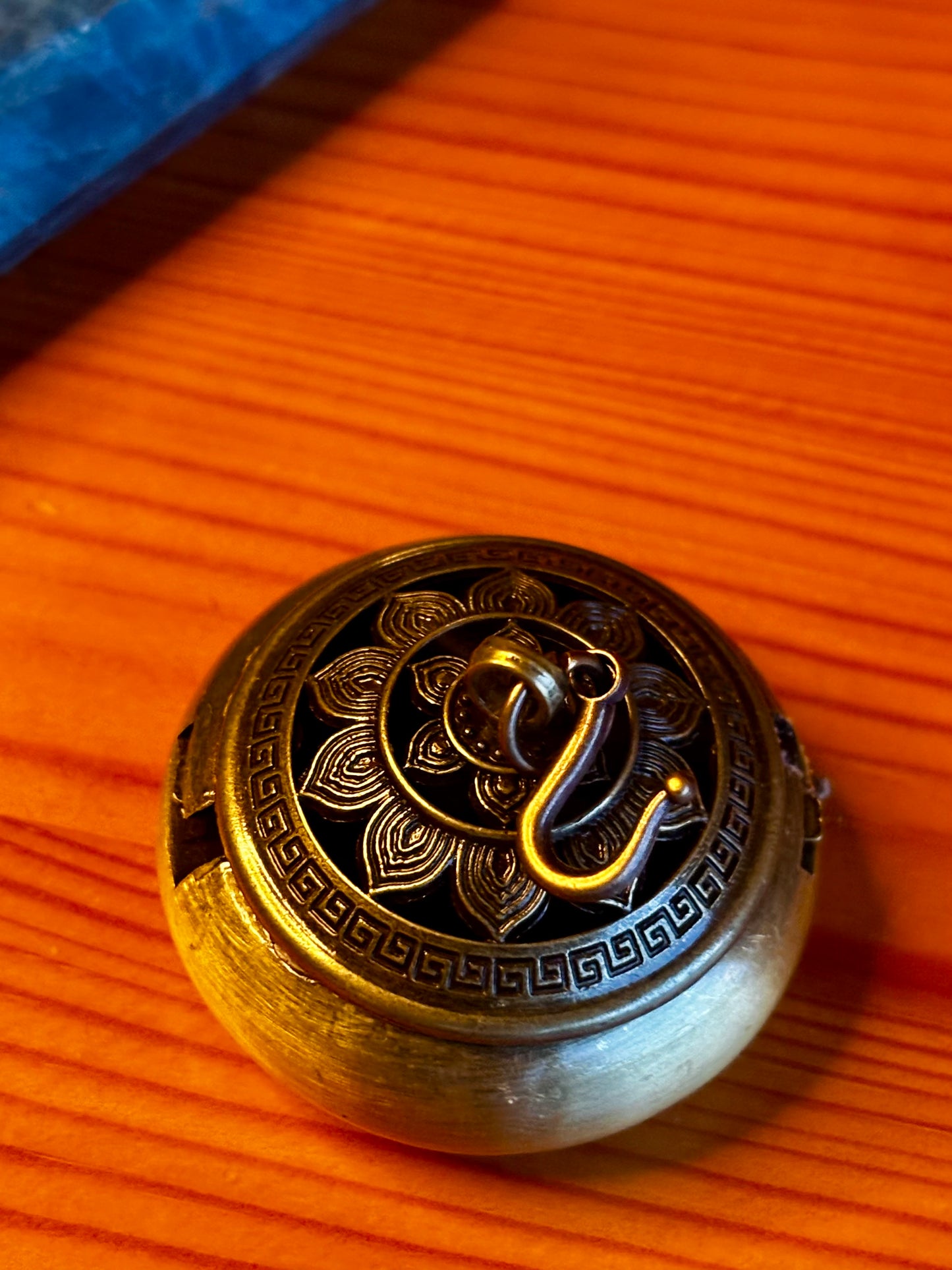 Bronze Lotus Mini Hanging Stove